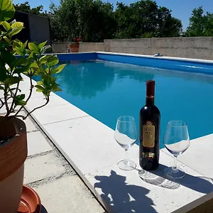 https://apartments-angela-zbandaj.in-istria.net